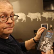 Autor recenze knihy Cesty s Bohumilem Hrabalem Petr Skála (TuristickeListy.cz)