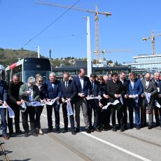 Střihači slavnostní pásky přestřižené při otevření Dvoreckého mostu