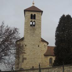 Románská věž u kostela
