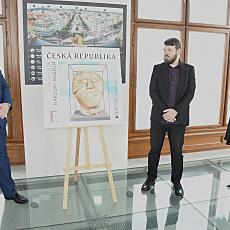 Michal Lukeš, generální ředitel Národníhu muzea, malíř Leoš Suchan a Martina Ivanová, ředitelka pobočkové sítě České pošty
