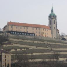 Dominantou města je zámek a kostel