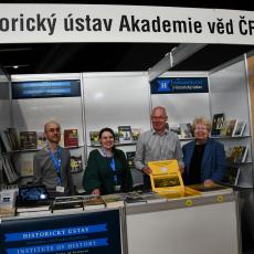 Historický atlas měst Mariánské Lázně se těší velké pozornosti na stánku ústavu, který jej vydal