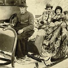 Americké filmové hvězdy na saních: Norma Talmadge s Gilbertem Rolandem