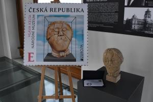 Nová poštovní známka s unikátním předmětem s hlavou Kelta z archeologické sbírky Národního muzea