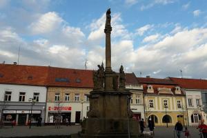Mariánský sloup v Poděbradech je jedna z dominant významně dotvářející prostor náměstí