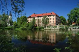 Zámek Libochovice je barokní perla na břehu řeky Ohře