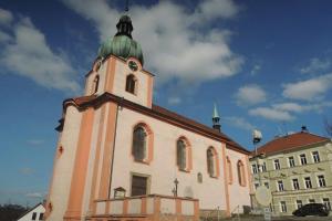 Barokní kostel sv.Mikuláše v Novém Kníně skrývá románské detaily
