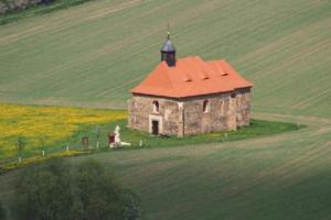 Kostel sv. Petra a Pavla v Dolanech stojí zcela o samotě v údolí Mže