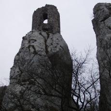 Zbytky zříceniny na severním vápencovém skalisku