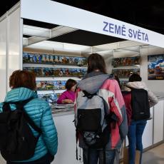 Stánek časopisu Země světa v obležení čtenářů
