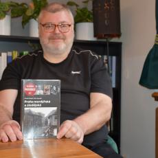 Jeden z autorů knihy průvodcovské Praha mordýřská a zlodějská Petr Slončík při nedávném křtu publikace vydavatelství Academia