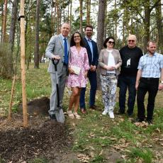 Andrew J. Feustel se svoji ženou Indirou Devi, Bohumil Černý, Jana a Vladimír Remkovi a Tomáš Vencálek