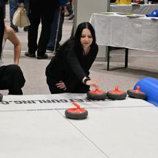 Curling a jeho kameny bylo možné si zkusit v hale plzeňské tělocvičny