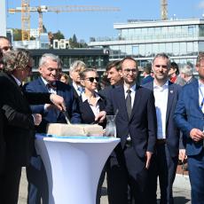 Střihači pásky byli i při rozříznutém dortu