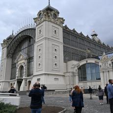 Pohled na Průmyslový palác z druhé strany je také velkolepý