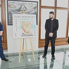 Michal Lukeš, generální ředitel Národníhu muzea, malíř Leoš Suchan a Martina Ivanová, ředitelka pobočkové sítě České pošty