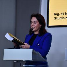 Jana Berková, ředitelka odboru médií a marketingu pražského magistrátu s grafikým manuálem