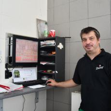 "Pivovar při výrobě používá moderní čidla, elektronické dávkovací váhy a počítač, který hlídá vstupy, výstupy a provoz," řekl Luboš Vrána