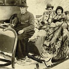 Americké filmové hvězdy na saních: Norma Talmadge s Gilbertem Rolandem