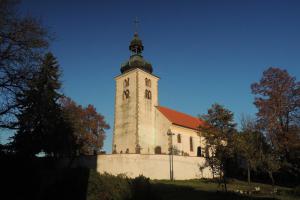 Kostel Všech svatých je dominantou Olbramovic
