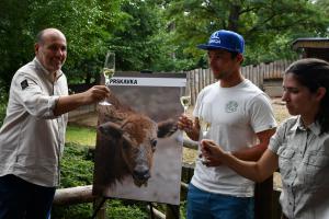 Jiří Prskavec pokřtil mládě zubra v ZOO Praha, které má jmeno začínající písmeny pr .. Prskavka
