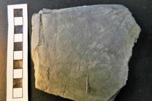 V jámě skalní pukliny v Olomouci byla ukryta rytina z poloviny desátého století