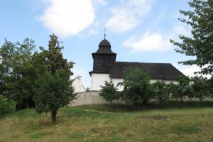 Starobylý kostelík sv. Klimenta je výraznou dominantou obce Jasenice