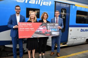 Railjet, který osmkrát denně ve dvouhodinovém intervalu jezdí na trase Praha–Vídeň, slaví 10 let