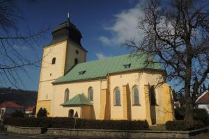 Kostel sv. Jiří v Přimdě pohlíží z úpatí na zříceninu středověkého hradu