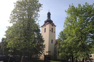 Kostel sv. Václava v Budyni nad Ohří je dominantou náměstí