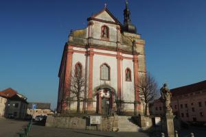 Borskému náměstí dominuje barokní chrám sv. Mikuláše