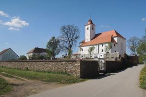 Kostel sv. Máří Magdaleny v Malém Boru stojí v dominantní poloze