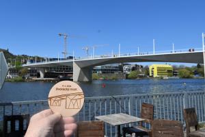 Praha otevřela most, který má z jednoho břehu na druhý převýšení 10 metrů