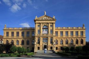 Muzeum hlavního města Prahy zve na výstavu Krása pro ženu stvořená