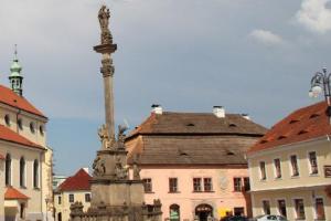 Mariánský sloup je ozdobou Masarykova náměstí v Rokycanech