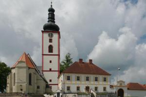 Kostel Povýšení sv. Kříže ve Veselí nad Lužnicí skrývá Boží hrob