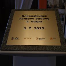 Památný k poklepu vhodný kámen s označením, proč se tak stalo zrovna 3. července 2025