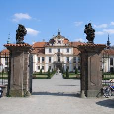 Vstupní brána s průčelím zámku