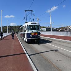 Tramvaj coupe převezla čestné hosty přes nový most