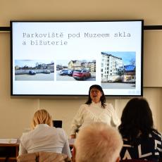Ing. Hana Lhotová hovořila z vozíku a společně se studentem Bc. Lukášem Müllerem (oba Panevropská univerzita) se před časem vydali do Jablonce nad Nisou