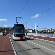 Nejnovější tramvaj jezdící po Praze je tato, na kterou se díváte