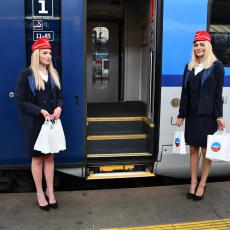 Hostesky, které vítaly cestující slavnostní jubilejní jízdy z Prahy do Vídně