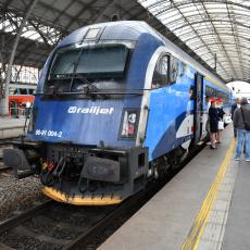 Při cestě do Vídně byla zadní část soupravy trochu zašpiněná, neboť při cestě do Prahy projela průtrží mračen a značným nečasem