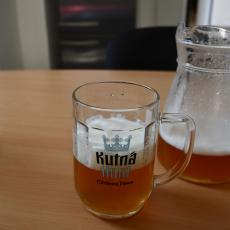 Zlatavý mok ze stříbrného města Kutná Horá s pěknou pěnou v půllitru s emblémem pivovaru