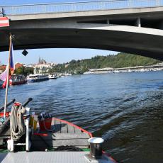 Záď lodě Vltava, po které se samička kachyně jmenuje