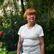 Kurátorka výstavy Eva Smržová uprostřed skleníku Fata Morgana, ve kterém její zásluhou létají tisíce motýlů