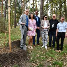 Andrew J. Feustel se svoji ženou Indirou Devi, Bohumil Černý, Jana a Vladimír Remkovi a Tomáš Vencálek