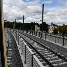 Nová železniční traťna pilířích vypadá u holešovického výstaviště z kolejí takto